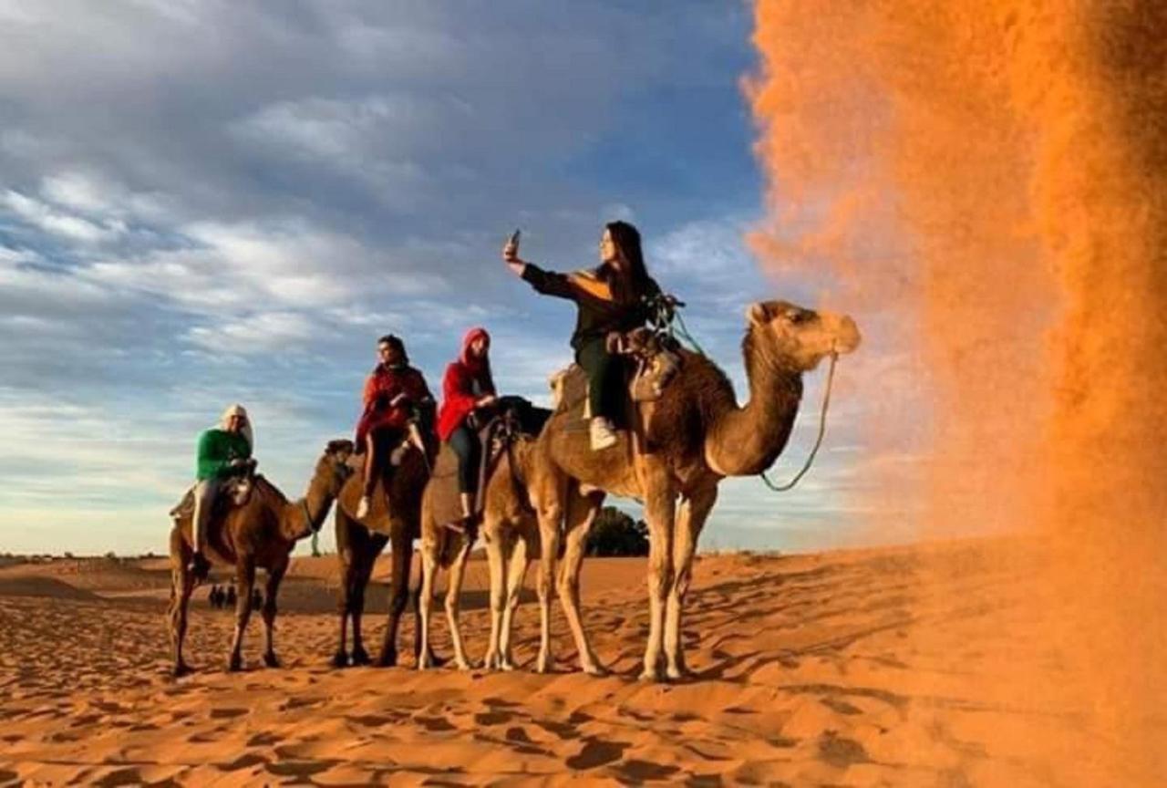 L'Homme Du Desert A Merzouga Exterior photo